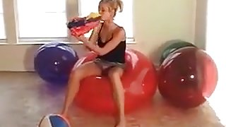 Emi Beachball Bounce