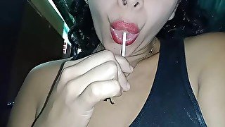 Latina le hace oral a una chupeta llena de leche