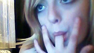 Cute amateur webcam blonde teen fingers her moist pinkish cunt