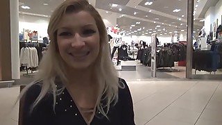 Teeny-Winnie18 - Quickie Blowjob mit girlfriend beim CundA Laden