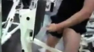 masturbandose en el gym