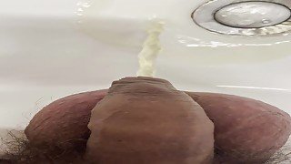 POV : Piss in the sink + close-up