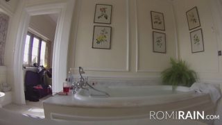 Big ass brunette babe takes a bath all by herself