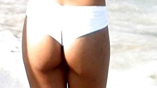 Chica hermosisima en la playa  marcando cameltoe