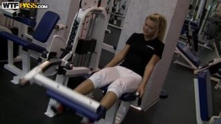 Hot amateur girlfriend blowjob in a gym