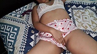 linda jovencita en pijama sexy descubierta masturbándose por su hemanastro.... terminaron follando!!