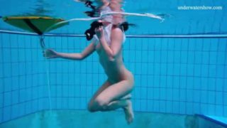 Alla birtakik shows hot pussy underwater