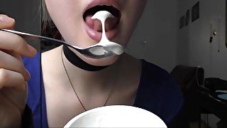 Cute girl licks cream - Une jolie fille leche de la creme