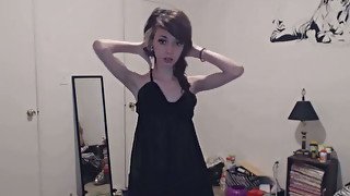 Skinny camwhore reveals her naked body in a sexy lascivious manner