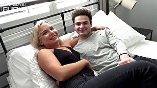 Bleached hottie Alice Arora fucks with her new boyfriend on the first date