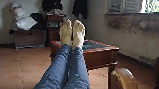 Feets legs showed