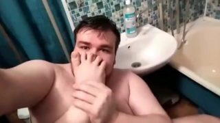 Артем кайфует от лизания своих ног и дрочит ногами self suck autofellatio self footjob