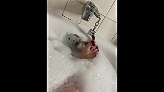 Too many toes  11 toe slut, wet in bath tub!