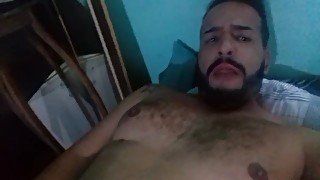 Gay urso gozando gostoso na punheta