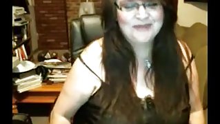 Fat mature slut fingers her gaping beaver