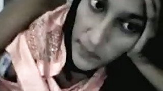 This Indian camslut knows how to suck her fingers sexily