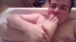 Артем сосет сам себе дрочит ногами лижет ноги в ванной self suck autofellatio self footjob