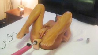 HOT TANNED WIFE FILMED FUCKING DILDO MACHINE