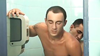 Muscle-bound Dude Gets His Tight Asshole Fucked From