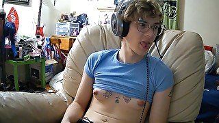 trans girl femboi plays halo with her tits out