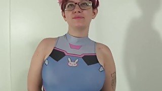 Nerd babe seduces dudes and sucks their cocks in public