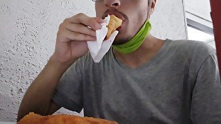 Cara comendo enroladinho