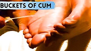 Pervert boss cums on pinay OFW soles / Habang nagpapahinga tinamuran ako sa paa ng malibog Kong amo