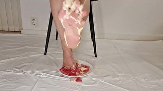 Trampling strawberry jelly with feet (norwegian talk)