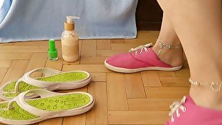 FOOT SHOW -- Dry sticky cum on flip flops and painting toes bright green