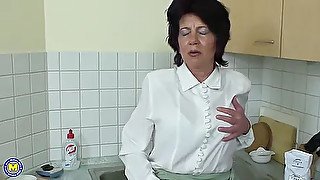 Hansah And Belinde In Mature Cunt Getting Her Slit Fisted By A Nice Teeny