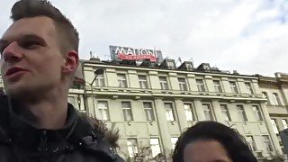 HUNT4K. Hunter trifft ein nettes Mädchen in Prag und fickt sie gegen Bargel