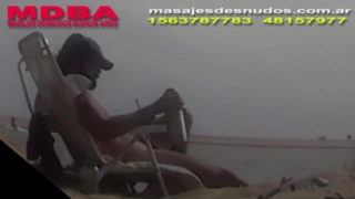 URUGUAYO TOMANDO MATE EN PLAYA NUDISTA