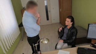 VIP4K. Sexy chick fait une pipe et se fait prendre au bureau de prêt