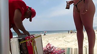 CASADA PROVOCANDO TRABALHADOR NA PRAIA - BRAZILXPORN.COM