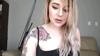 Emo babe has a fat on her bubble butt