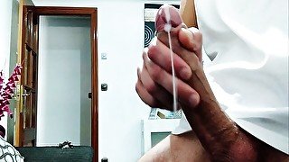 Cachondo Amateur Con Una Verga Gigante, prueba A Meterse un Vibrador Por el Culo y Se Corre de Gusto