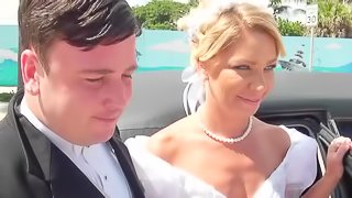 He fucks newlywed beauty in the limo