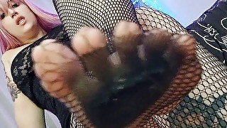 Footfetish in fishnets from a pink-haired princess