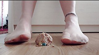 Nylon feet have fun with candy ** crushing **