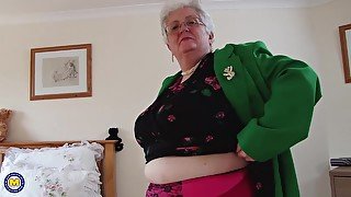 British Big Mature Grandma Playing With Herself - Caroline V