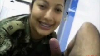 Militar colombiana mamando verga!