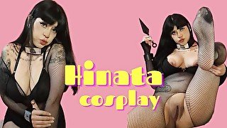 Chica en cosplay de Hinata Hyūga se toca el coño y se masturba ante la webcam