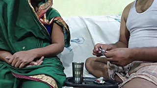 Desi bhabhi apane sasur ke liye dawai lekar shi tabhi sasur ne choda